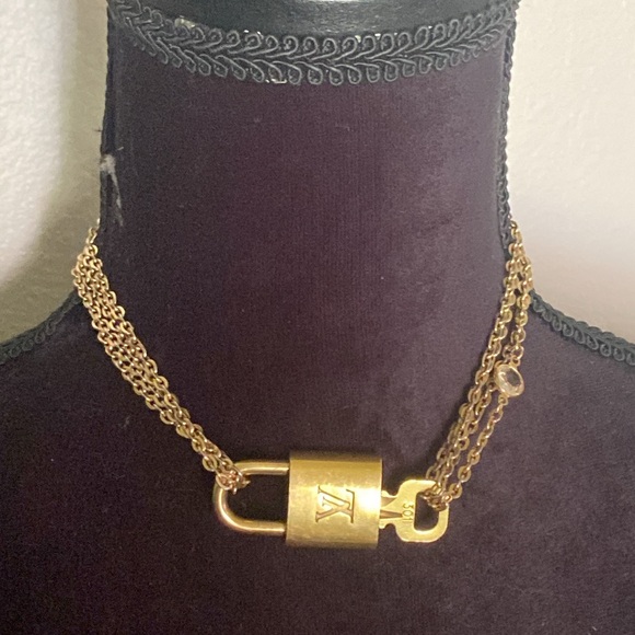 Louis Vuitton 301 Lock and key with Gold Plated Chain Necklace - Picture 10 of 12